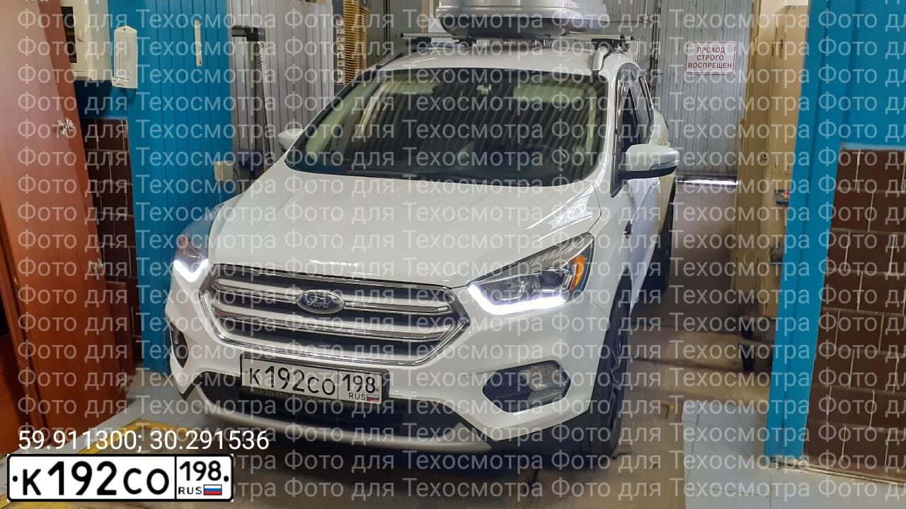 Фото автомобиля FORD KUGA, 2017 — госномер К192СО198. Цвет: Белый