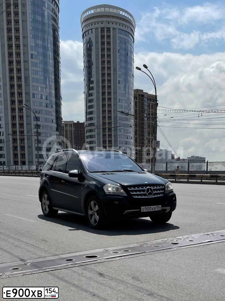 Фото автомобиля MERCEDES M-KLASSE, 2010 — госномер Е900ХВ154. Цвет: ЧЕРНЫЙ