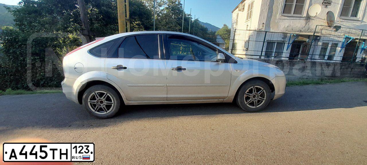 Фото автомобиля FORD FOCUS, 2006 — госномер А445ТН123. Цвет: серебристый