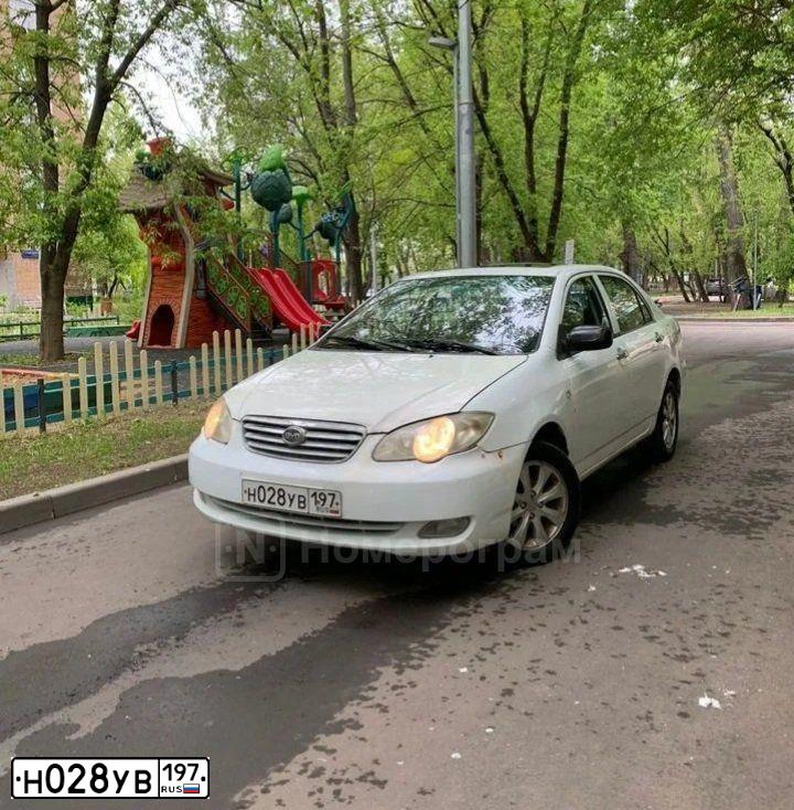 Фото автомобиля BYD F3, 2012 — госномер Н028УВ197. Цвет: Белый
