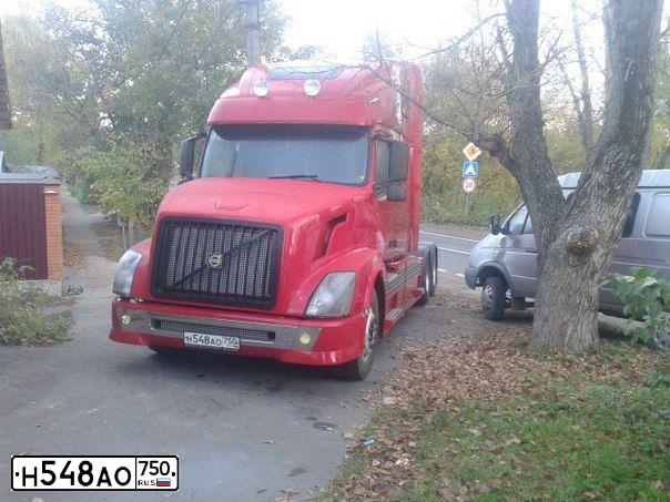 Фото автомобиля VOLVO SERIE VNL /6X4/, 2003 — госномер Е338РУ190. Цвет: Красный