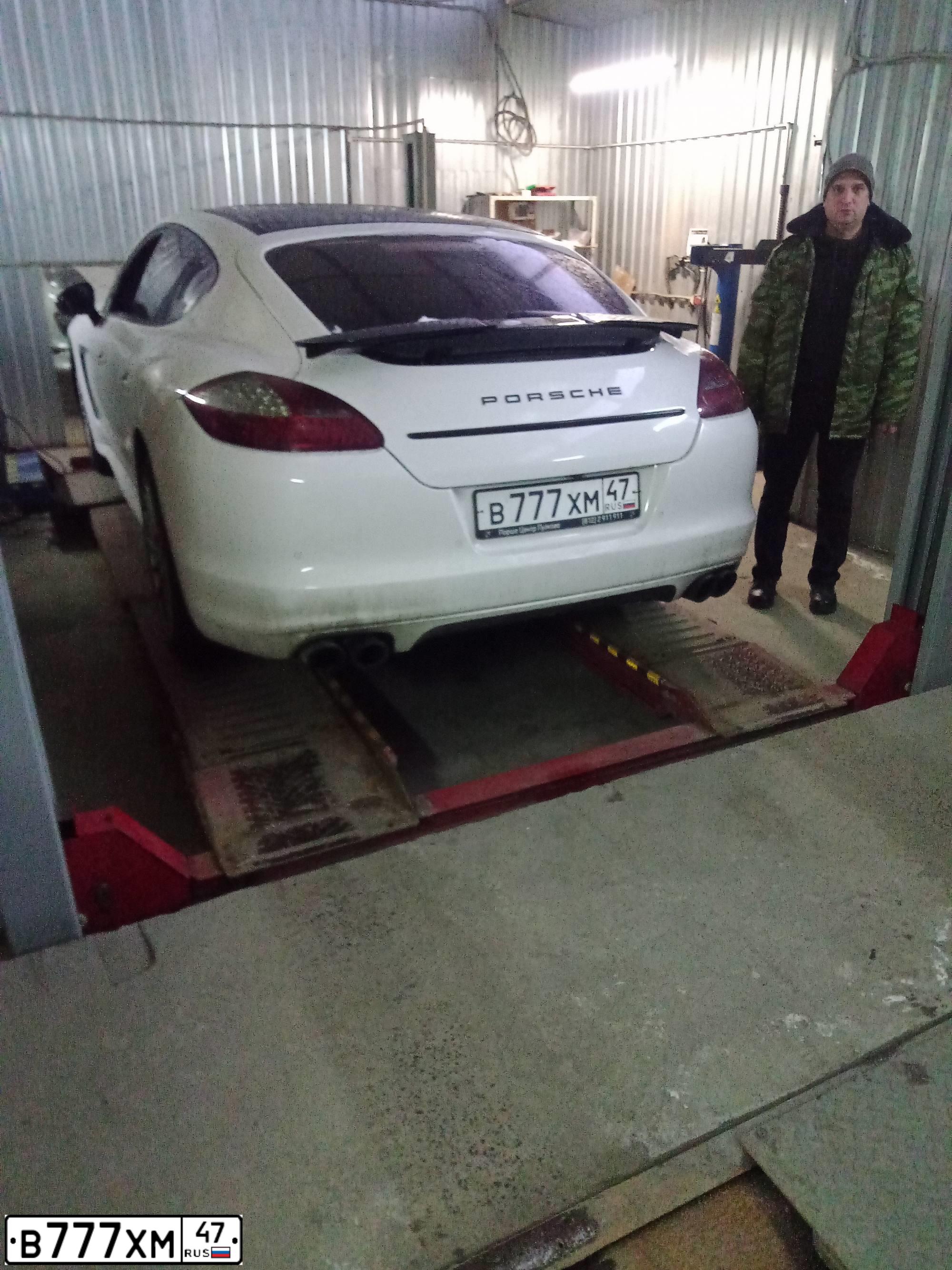 Фото автомобиля PORSCHE PANAMERA, 2011 — госномер В111АЕ98. Цвет: Белый