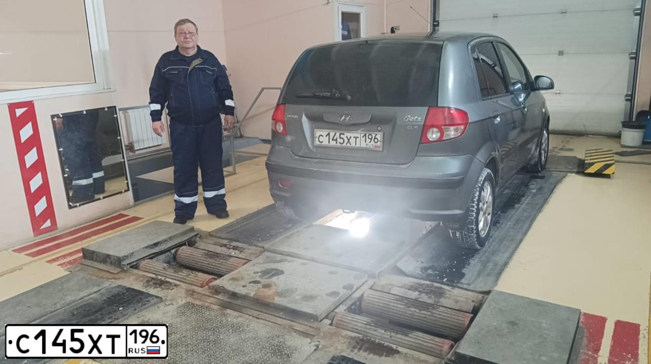 Фото автомобиля HYUNDAI GETZ, 2004 — госномер С145ХТ196. Цвет: ТЕМНО-СЕРЫЙ