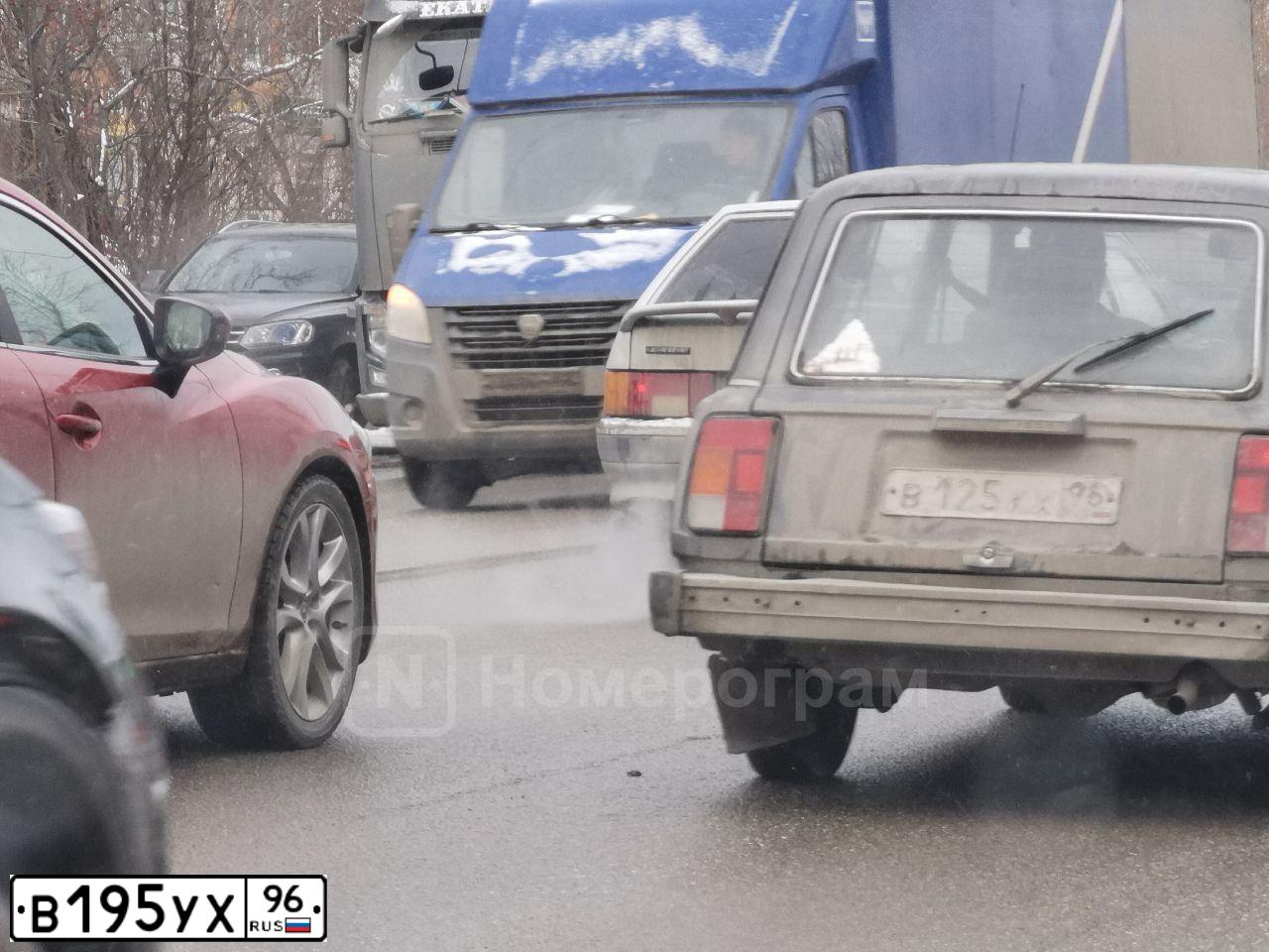 Фото автомобиля LADA 2108, 1994 — госномер У284ВК196. Цвет: Красный