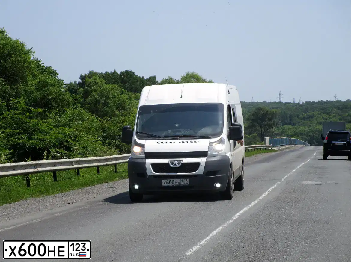 Фото автомобиля PEUGEOT BOXER, 2013 — госномер С730ТЕ123. Цвет: БЕЛЫЙ