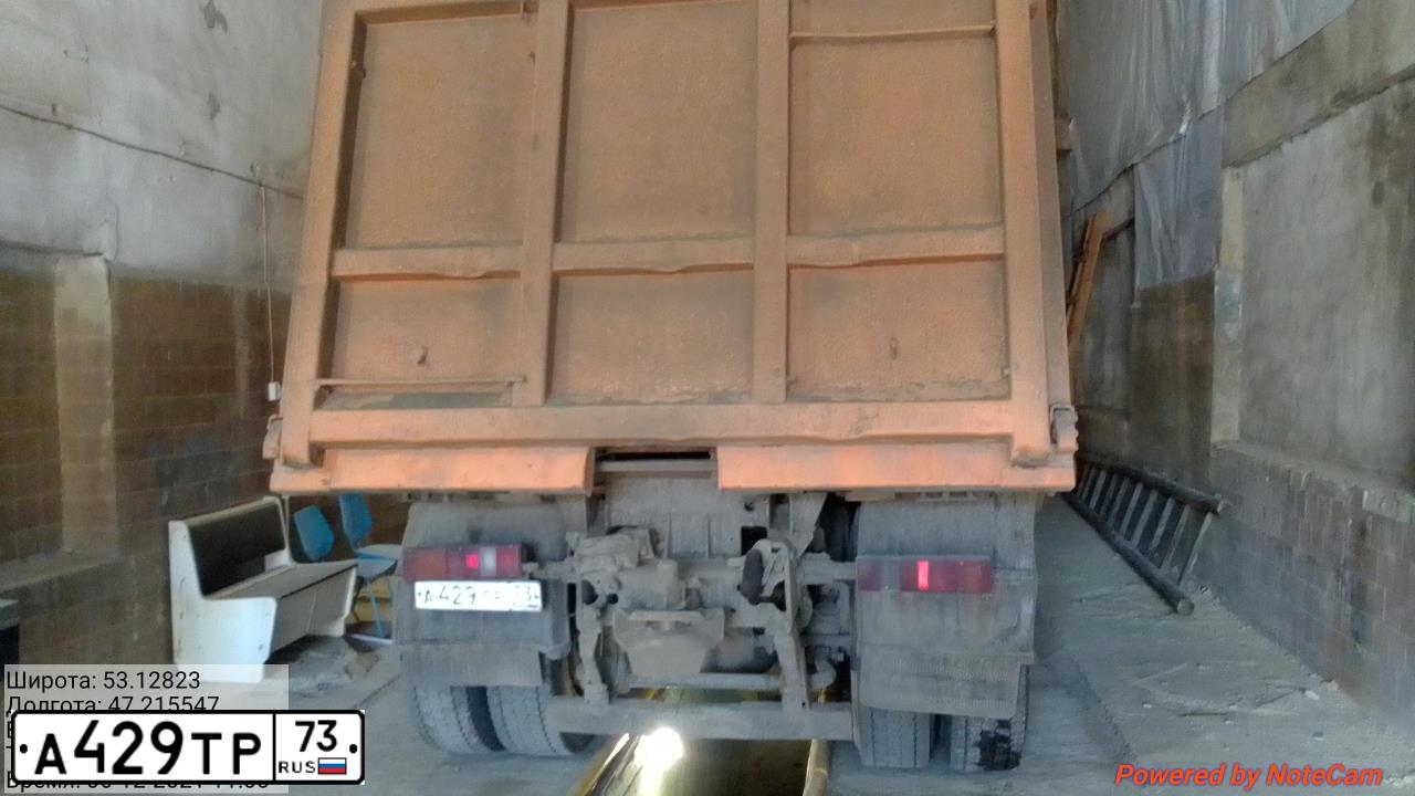 Фото автомобиля MAZ 5516 /6X4/, 2012 — госномер А429ТР73. Цвет: БЕЛЫЙ