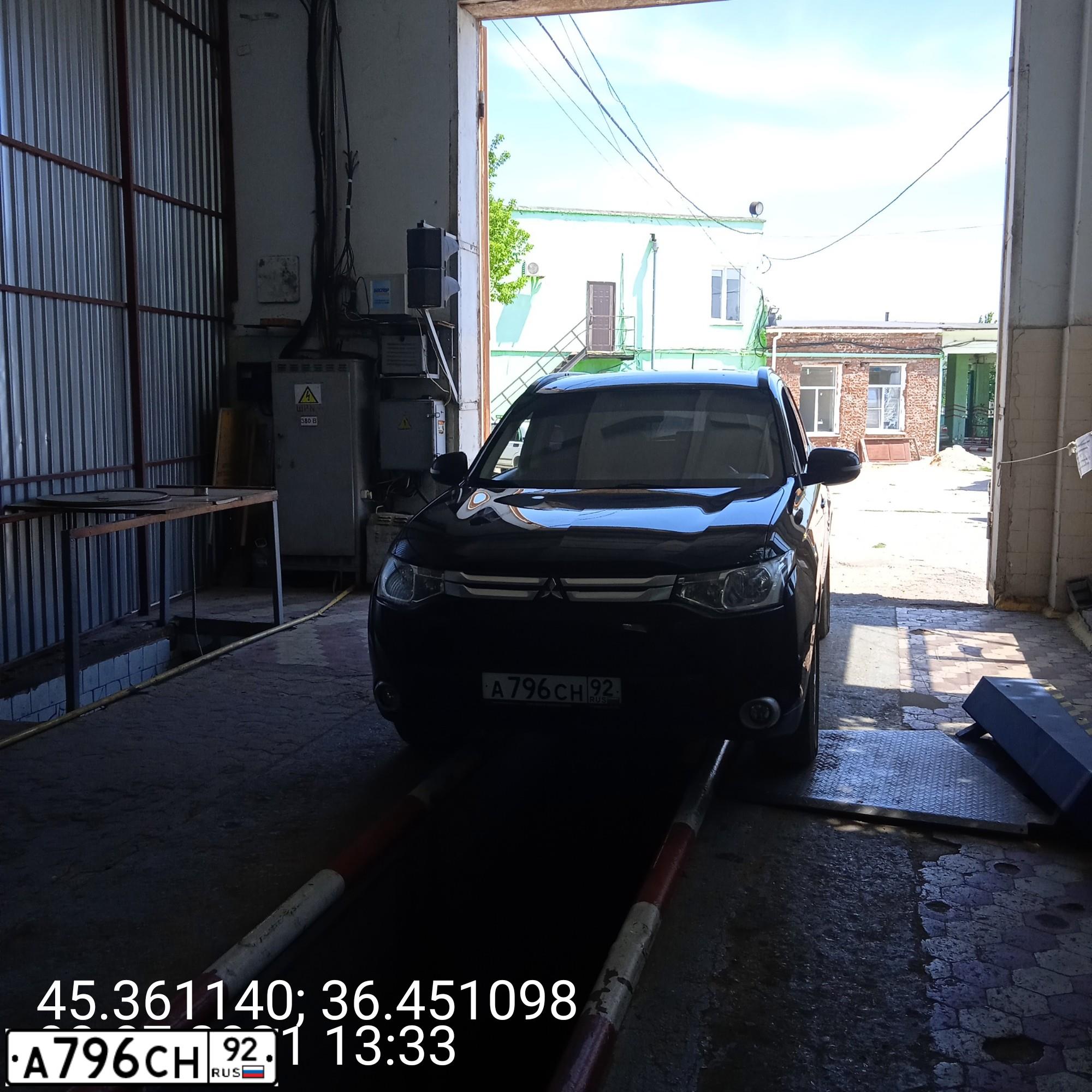 Фото автомобиля MITSUBISHI OUTLANDER, 2013 — госномер М618КХ82. Цвет: ЧЕРНЫЙ