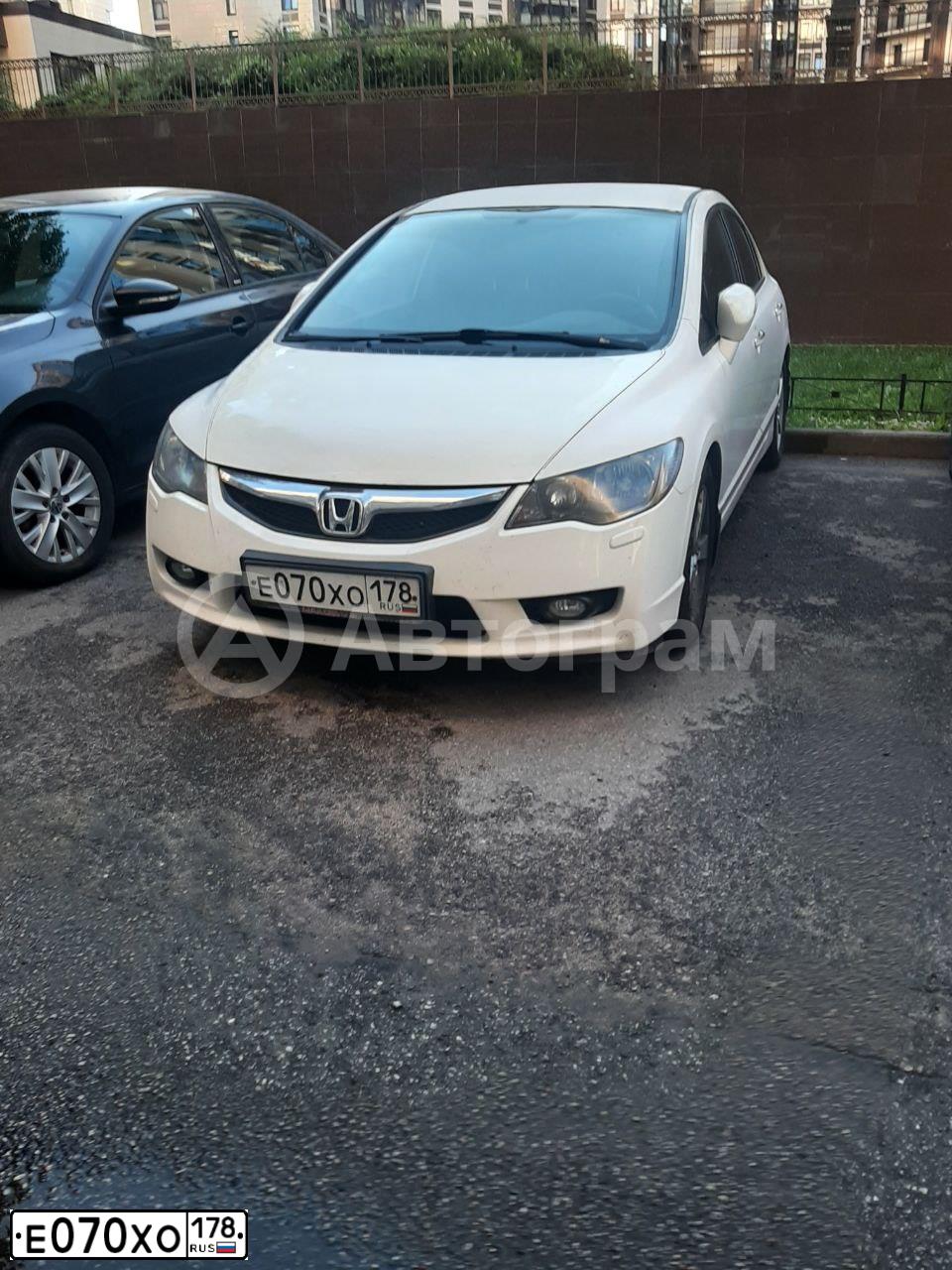 Фото автомобиля HONDA CIVIC, 2011 — госномер Е070ХО178. Цвет: БЕЛЫЙ