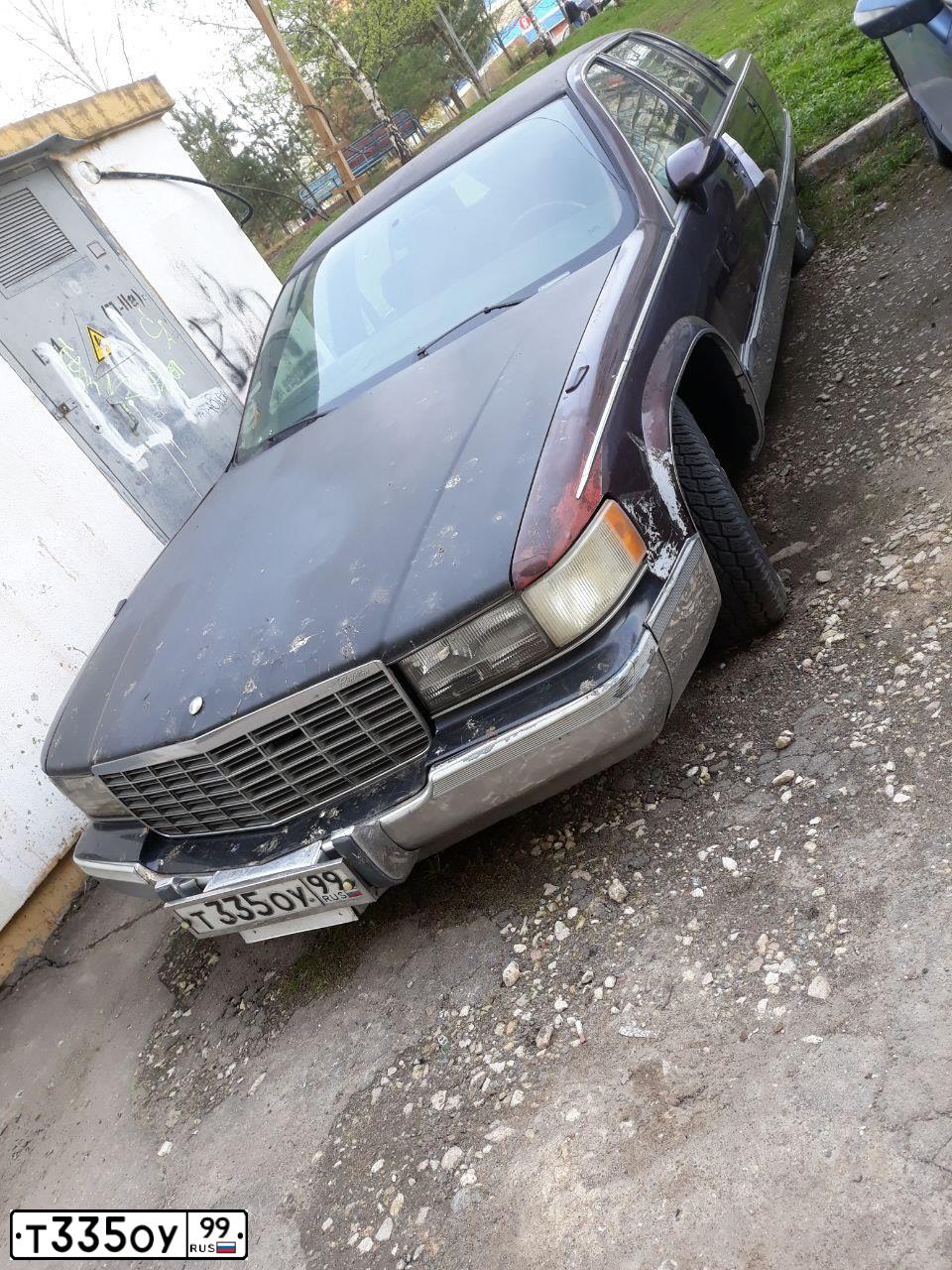 Фото автомобиля CADILLAC BROUGHAM, 1993 — госномер Т335ОУ99. Цвет: ТЕМНО-КРАСНЫЙ