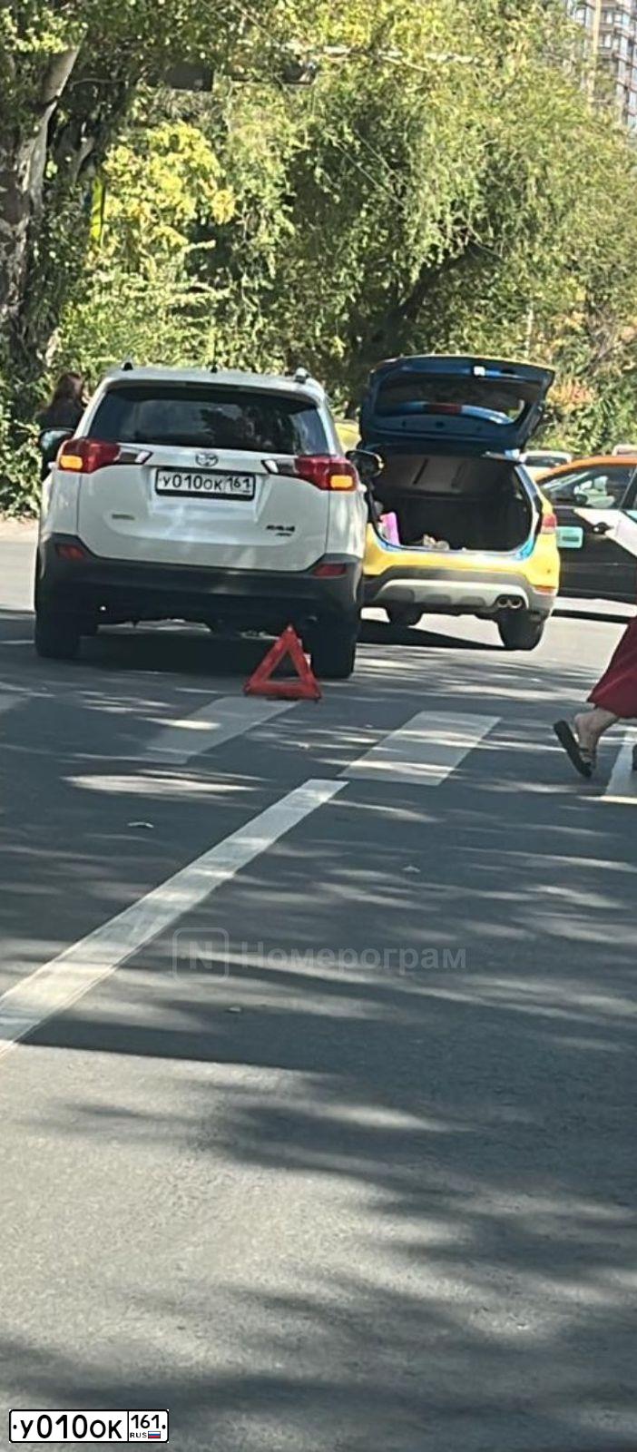 Фото автомобиля TOYOTA RAV4, 2015 — госномер У010ОК161. Цвет: Белый