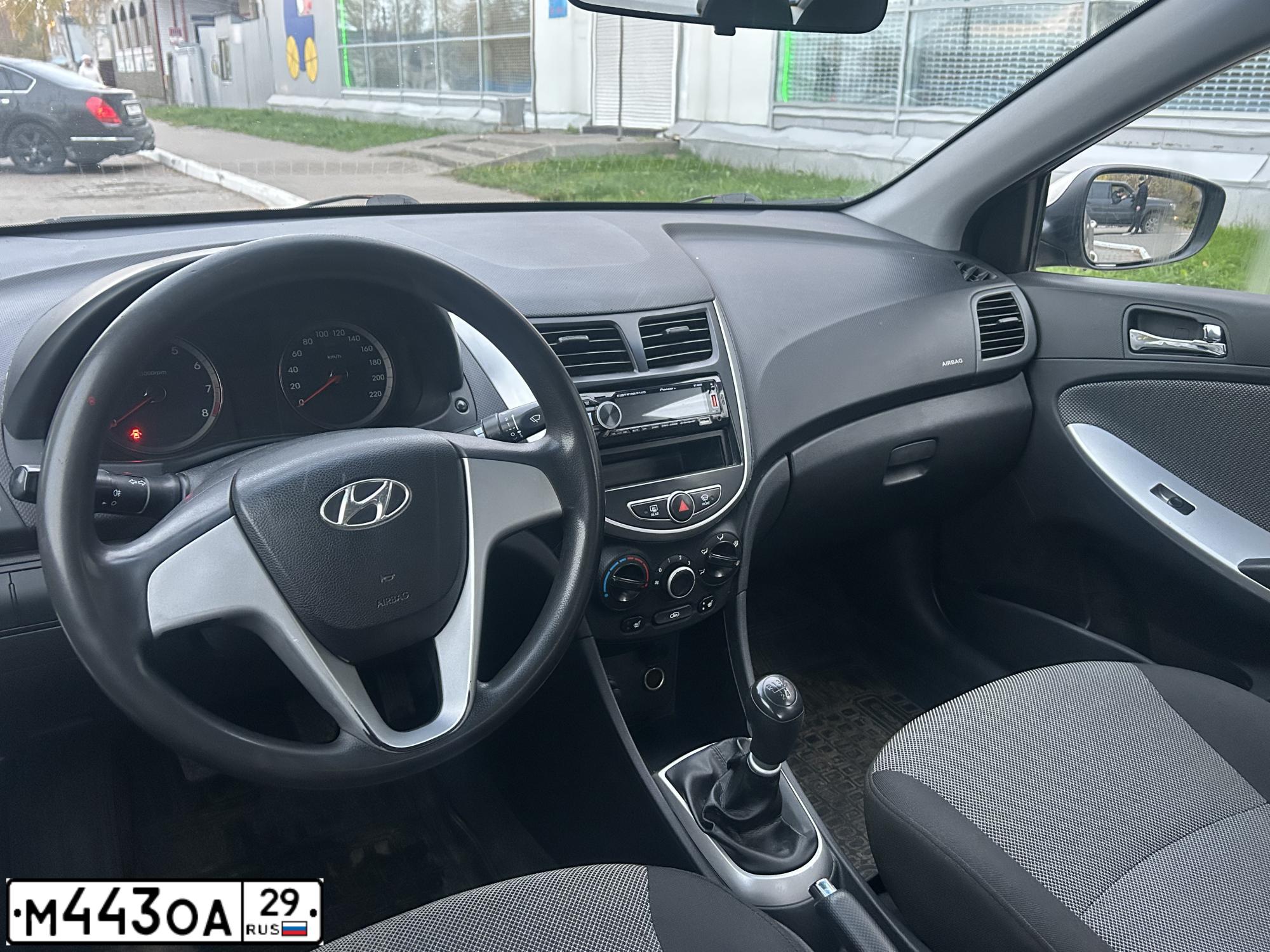 Фото автомобиля HYUNDAI SOLARIS, 2011 — госномер М443ОА29. Цвет: БЕЖЕВО-СЕРЫЙ
