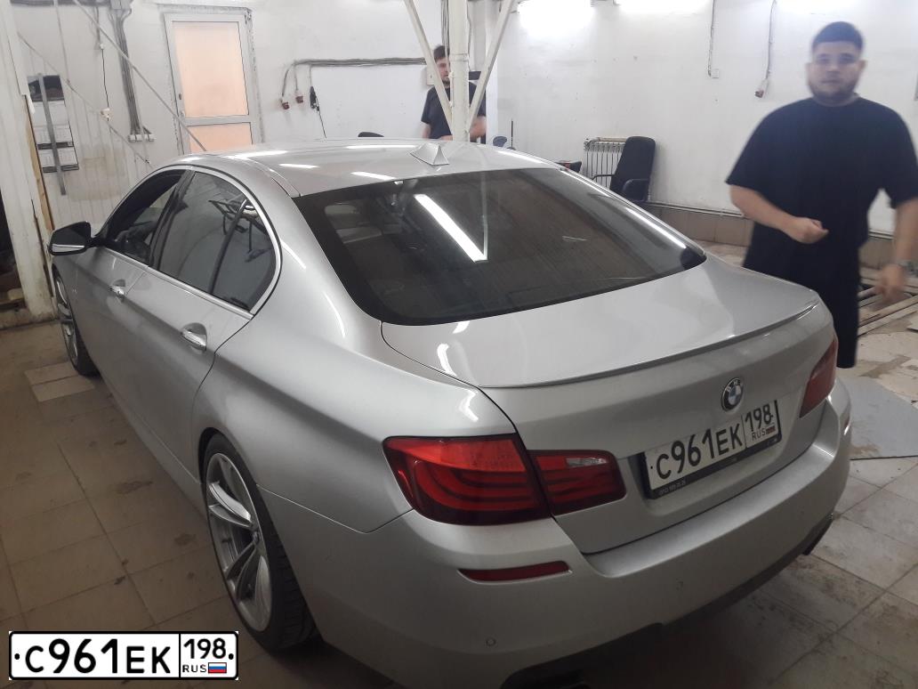 Фото автомобиля BMW SERIE 5, 2011 — госномер Т550ТТ78. Цвет: СЕРЕБРИСТЫЙ