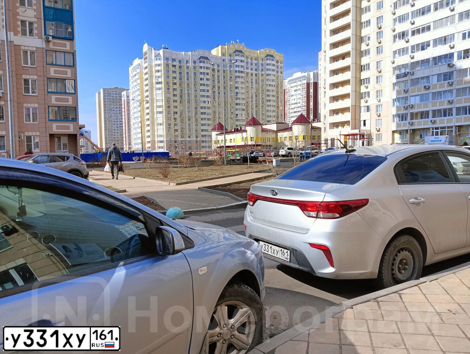 Фото автомобиля KIA RIO, 2018 — госномер У331ХУ161. Цвет: Серебристый