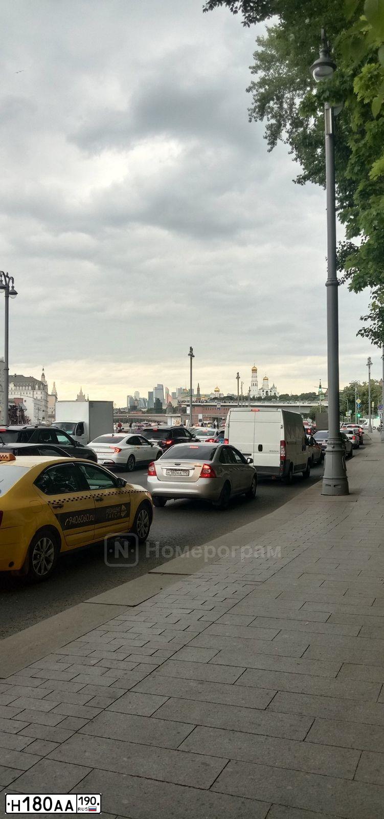 Фото автомобиля FORD FOCUS, 2009 — госномер Н180АА190. Цвет: СЕРЕБРИСТЫЙ