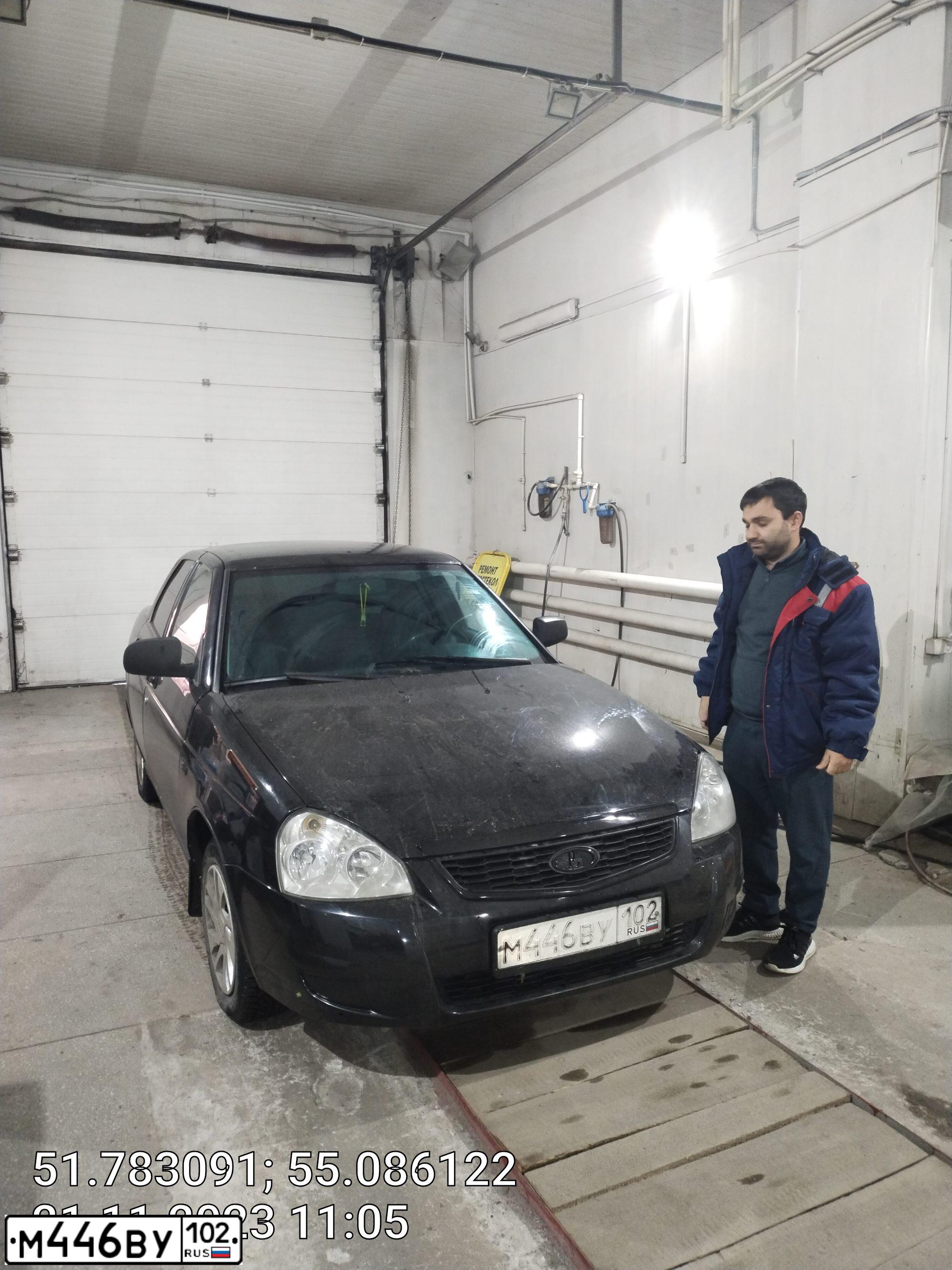 Фото автомобиля ЛАДА 217030 LADA PRIORA, 2011 — госномер Е144ОМ156. Цвет: Сине-Черный