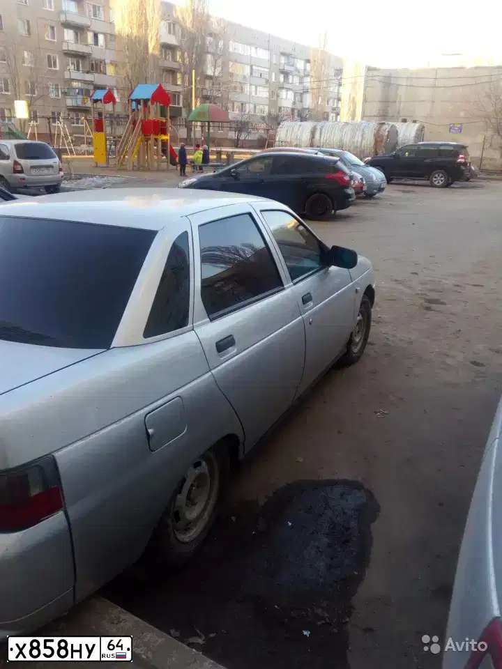Фото автомобиля LADA 2110, 2004 — госномер Х595ЕК64. Цвет: СВЕТЛО-СЕРЕБРИСТЫЙ МЕТАЛЛ
