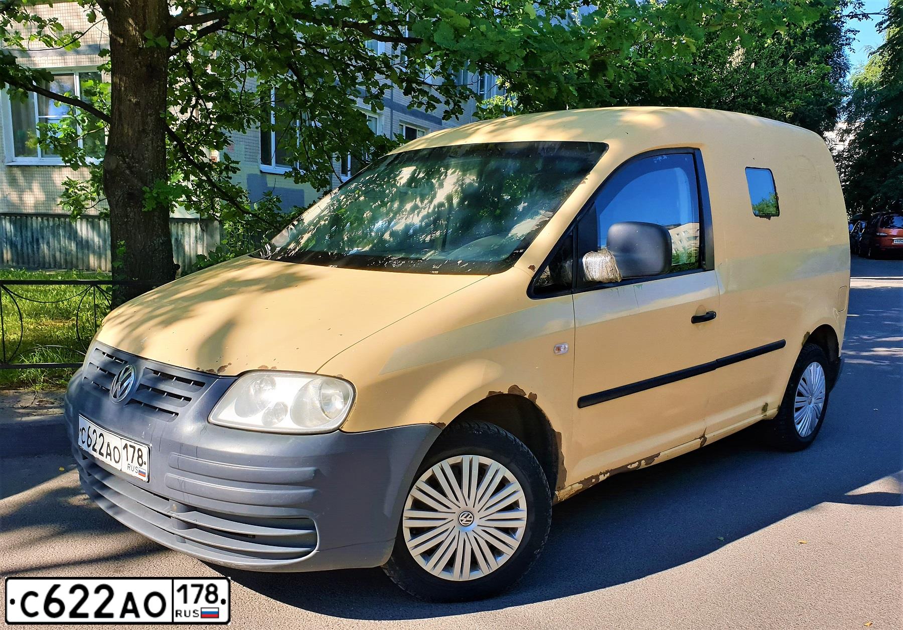 Фото автомобиля VOLKSWAGEN CADDY, 2008 — госномер С622АО178. Цвет: БЕЖЕВЫЙ