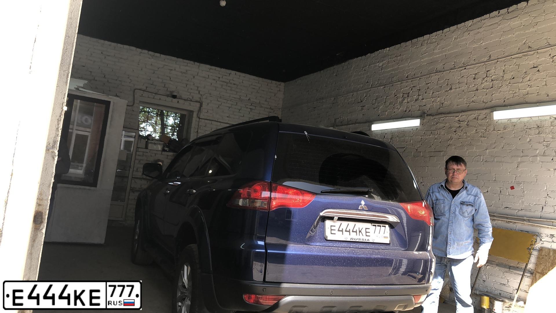 Фото автомобиля MITSUBISHI PAJERO SPORT, 2013 — госномер Е444КЕ777. Цвет: синий