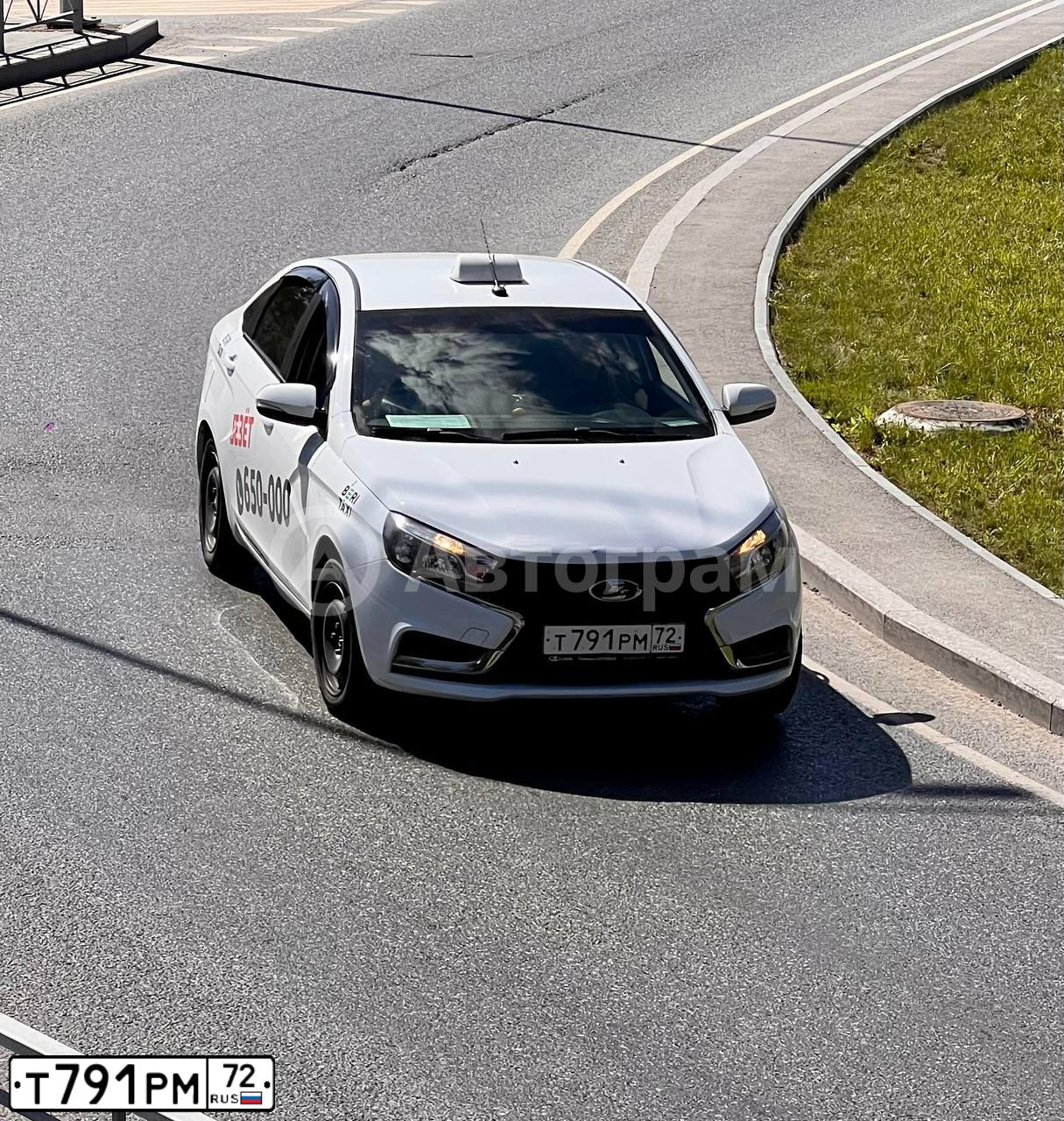 Фото автомобиля LADA VESTA, 2020 — госномер Т791РМ72. Цвет: БЕЛЫЙ
