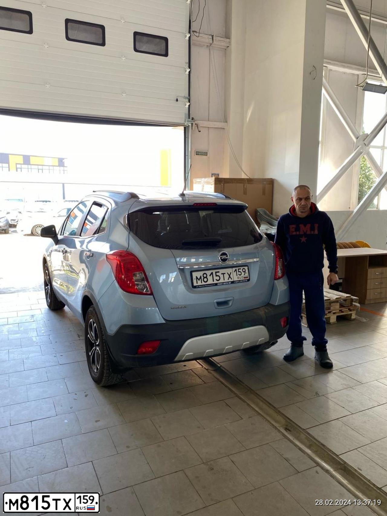 Фото автомобиля OPEL MOKKA, 2012 — госномер Р646РУ777. Цвет: СЕРЕБРИСТЫЙ