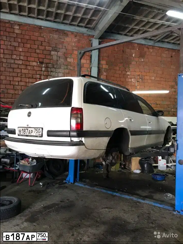 Фото автомобиля OPEL OMEGA, 1995 — госномер Н822УУ77. Цвет: БЕЛЫЙ