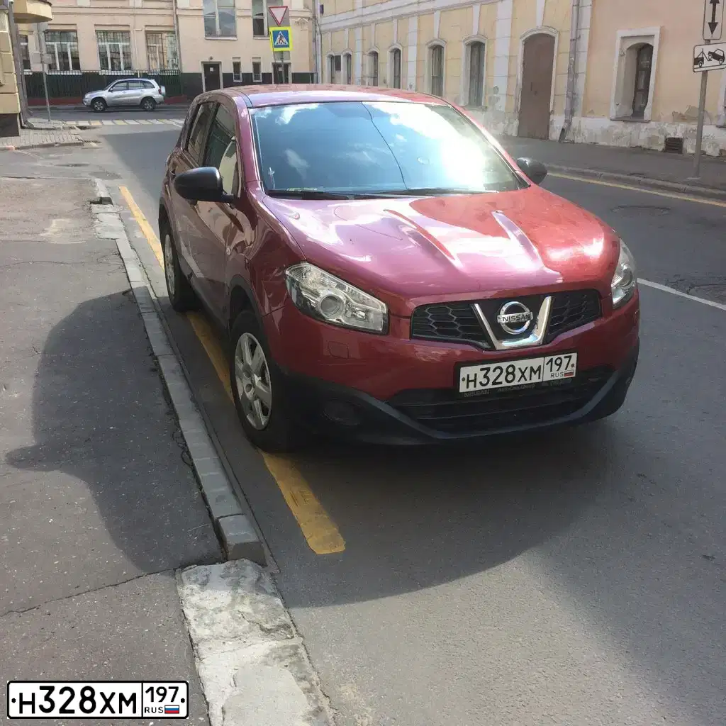 Фото автомобиля NISSAN QASHQAI, 2012 — госномер Н328ХМ197. Цвет: КРАСНЫЙ