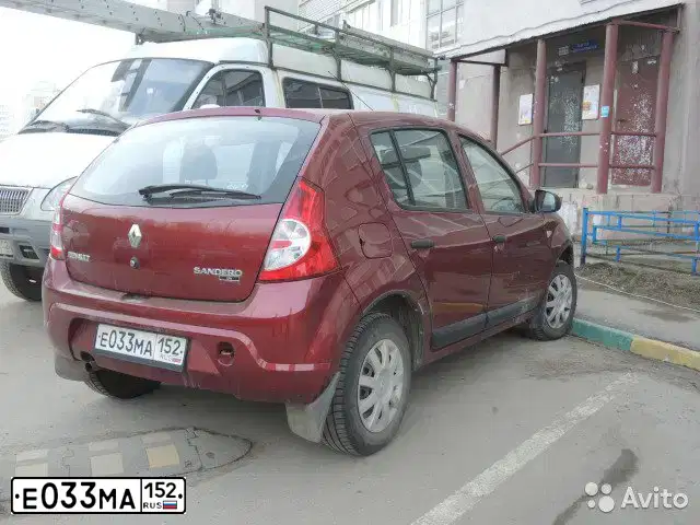 Фото автомобиля RENAULT SANDERO, 2011 — госномер Е033МА152. Цвет: Красный