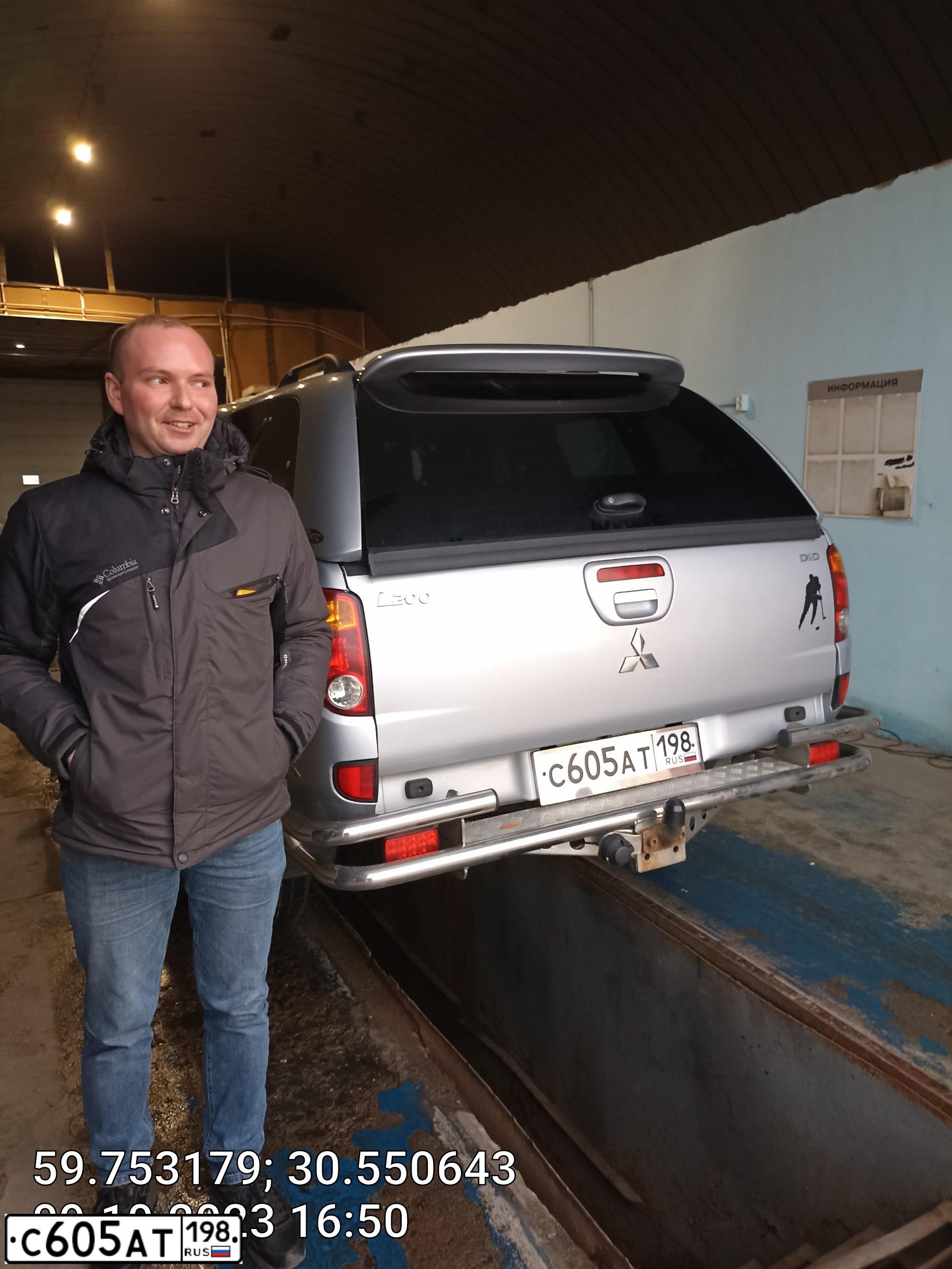 Фото автомобиля MITSUBISHI L 200, 2008 — госномер О222КУ98. Цвет: СЕРЕБРИСТЫЙ