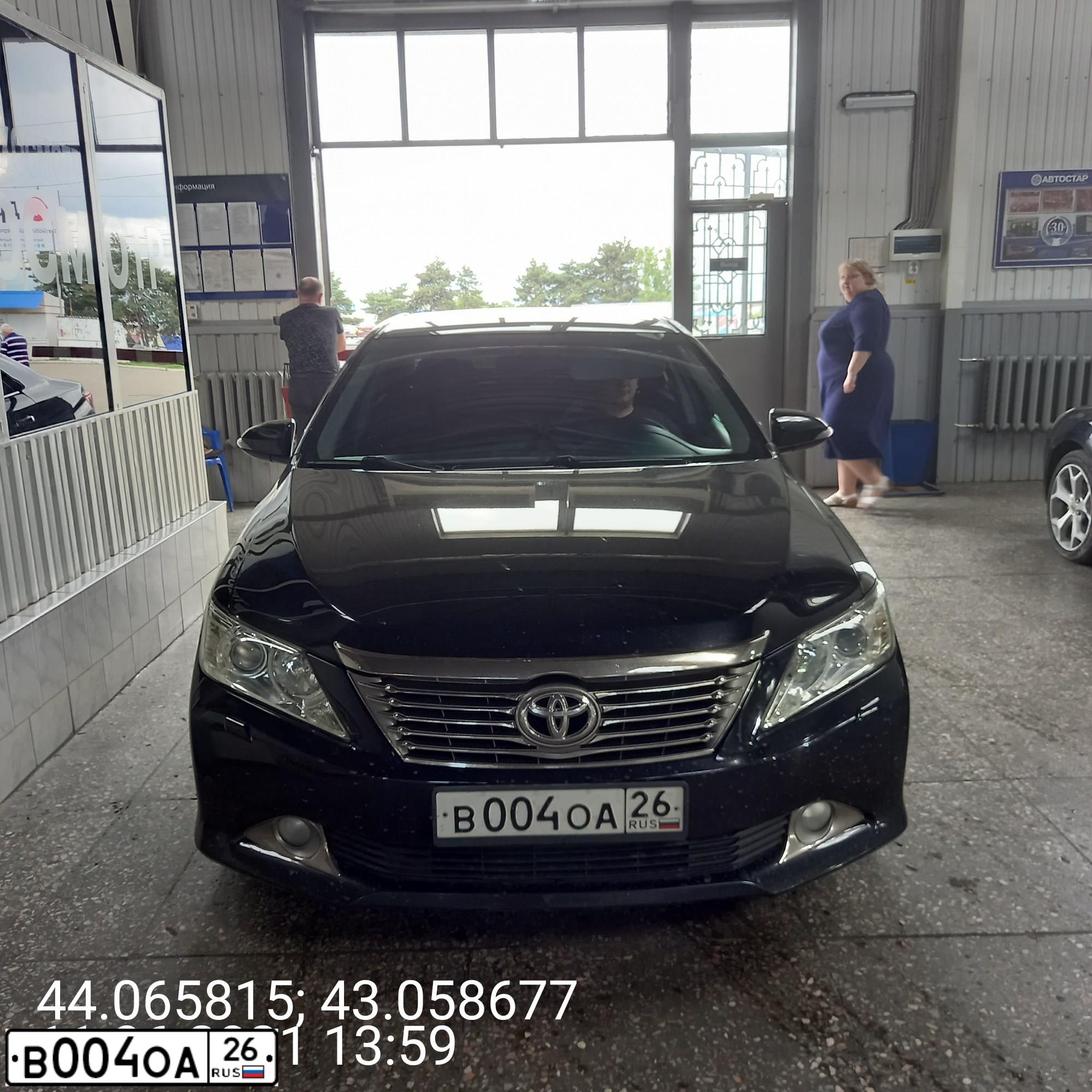 Фото автомобиля TOYOTA CAMRY, 2019 — госномер В001ОУ164. Цвет: Белый