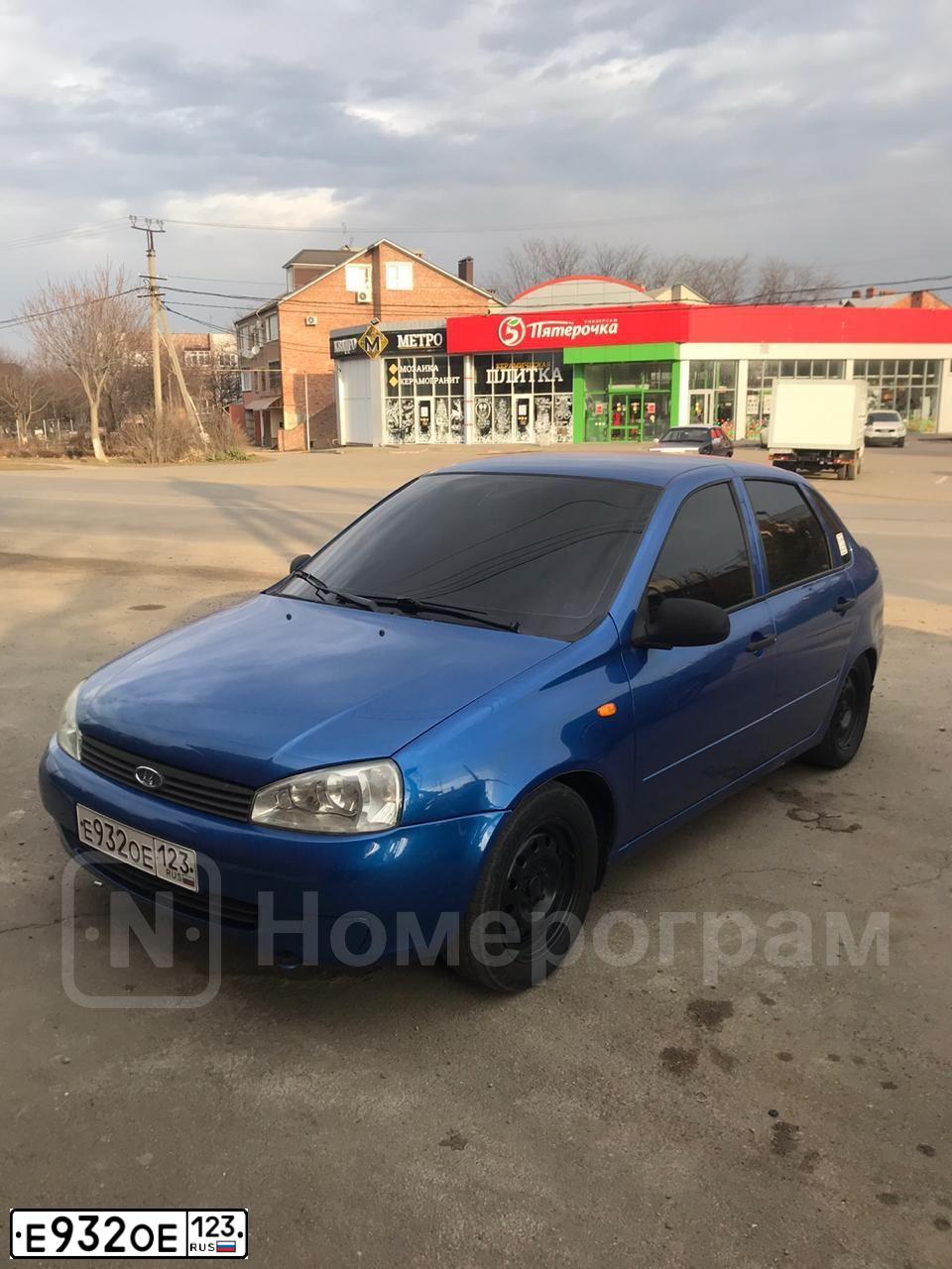 Фото автомобиля LADA 1118 KALINA, 2006 — госномер Е932ОЕ123. Цвет: ЯРКО-СИНИЙ