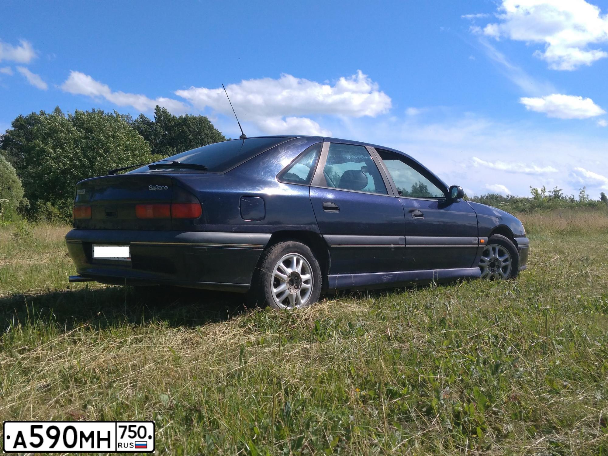 Фото автомобиля RENAULT SAFRANE, 1997 — госномер М688КМ797. Цвет: синий