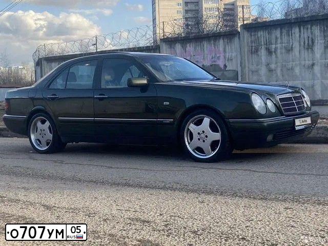 Фото автомобиля MERCEDES E-KLASSE, 1997 — госномер М984ХВ77. Цвет: ЗЕЛЕНЫЙ