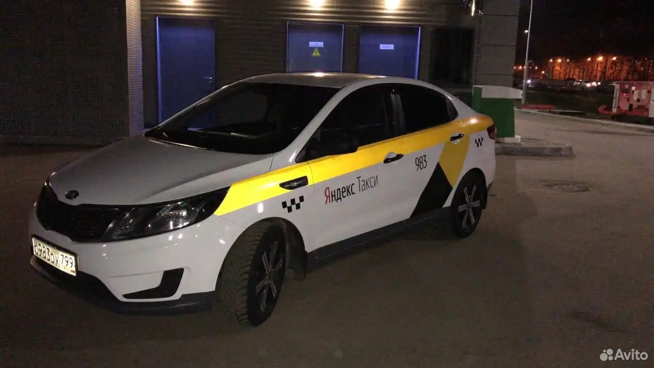 Фото автомобиля KIA RIO, 2012 — госномер С983ОУ799. Цвет: Черный