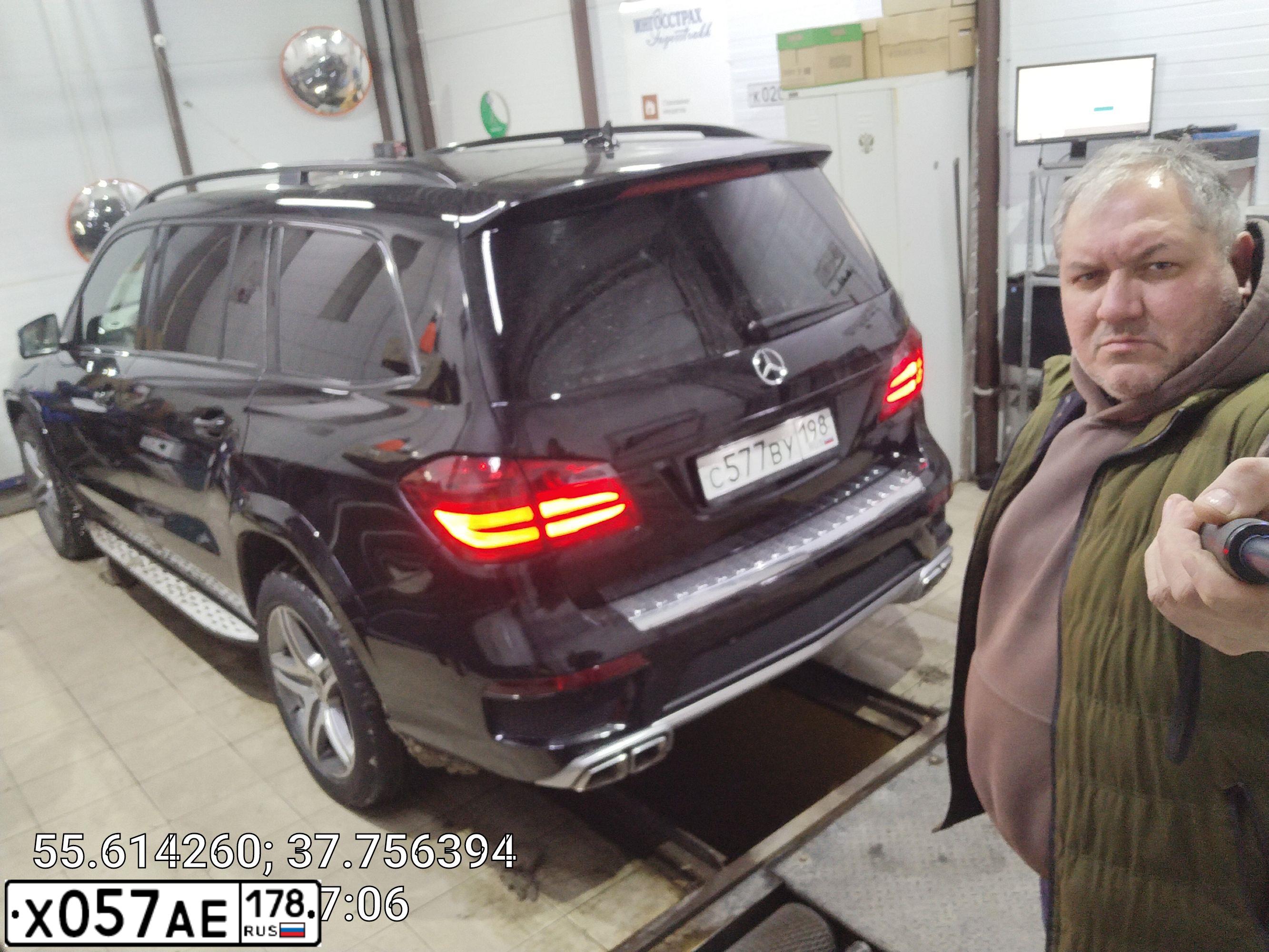 Фото автомобиля CHRYSLER GRAND VOYAGER, 2010 — госномер Р029МС198. Цвет: ЧЕРНЫЙ