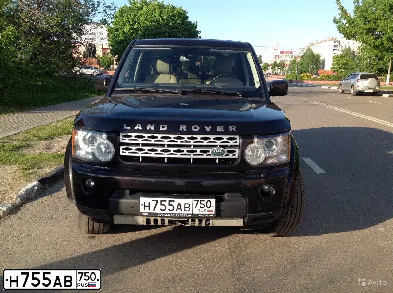 Фото автомобиля LANDROVER DISCOVERY, 2012 — госномер Н755АВ750. Цвет: КОРИЧНЕВЫЙ ТЕМНЫЙ