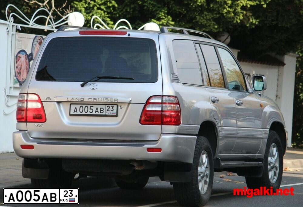 Фото автомобиля TOYOTA LANDCRUISER, 2004 — госномер А005АВ23. Цвет: СЕРЕБРИСТЫЙ