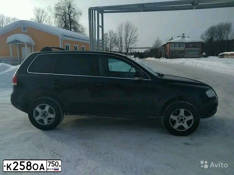 Фото автомобиля VOLKSWAGEN TOUAREG, 2003 — госномер К004РА199. Цвет: ЧЕРНЫЙ