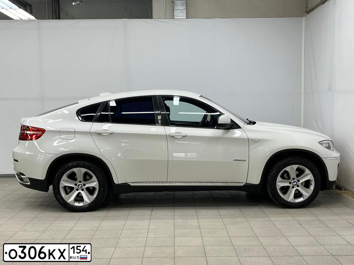 Фото автомобиля BMW X6, 2012 — госномер О306КХ154. Цвет: Белый