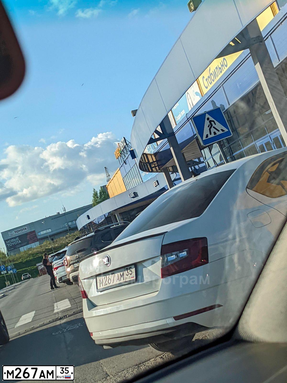 Фото автомобиля SKODA OCTAVIA, 2018 — госномер М267АМ35. Цвет: Белый