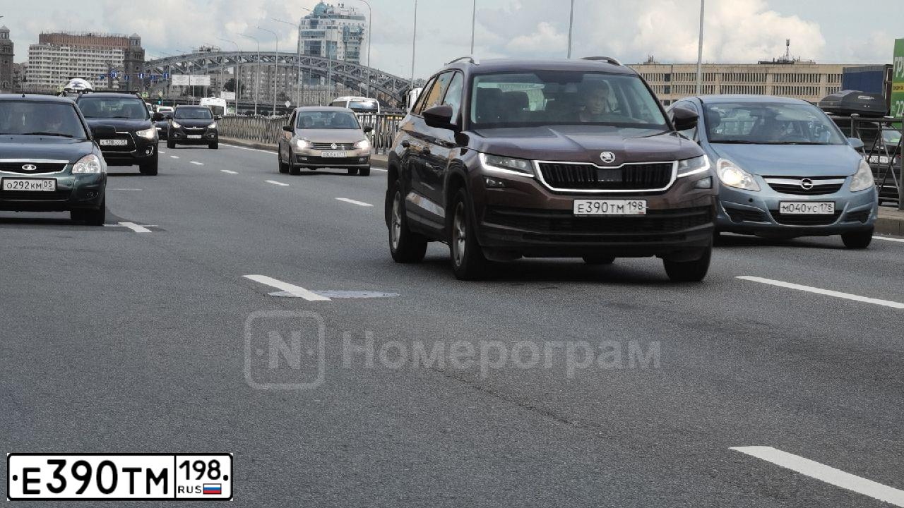 Фото автомобиля SKODA KODIAQ, 2020 — госномер Е390ТМ198. Цвет: Коричневый