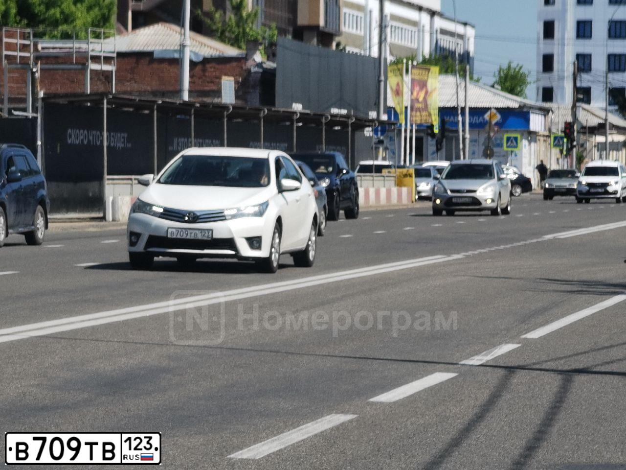 Фото автомобиля TOYOTA COROLLA, 2013 — госномер В709ТВ123. Цвет: БЕЛЫЙ