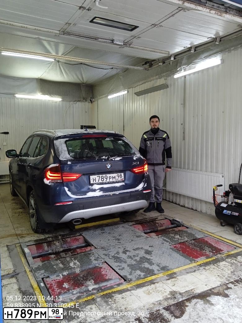 Фото автомобиля BMW X1, 2009 — госномер Н789РМ98. Цвет: синий