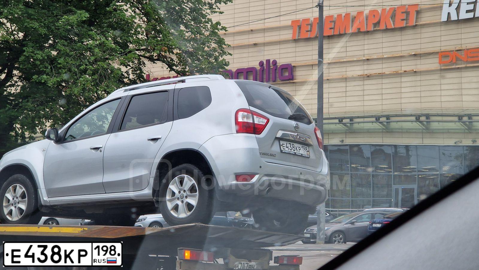 Фото автомобиля NISSAN TERRANO, 2019 — госномер Е438КР198. Цвет: СЕРЕБРИСТЫЙ