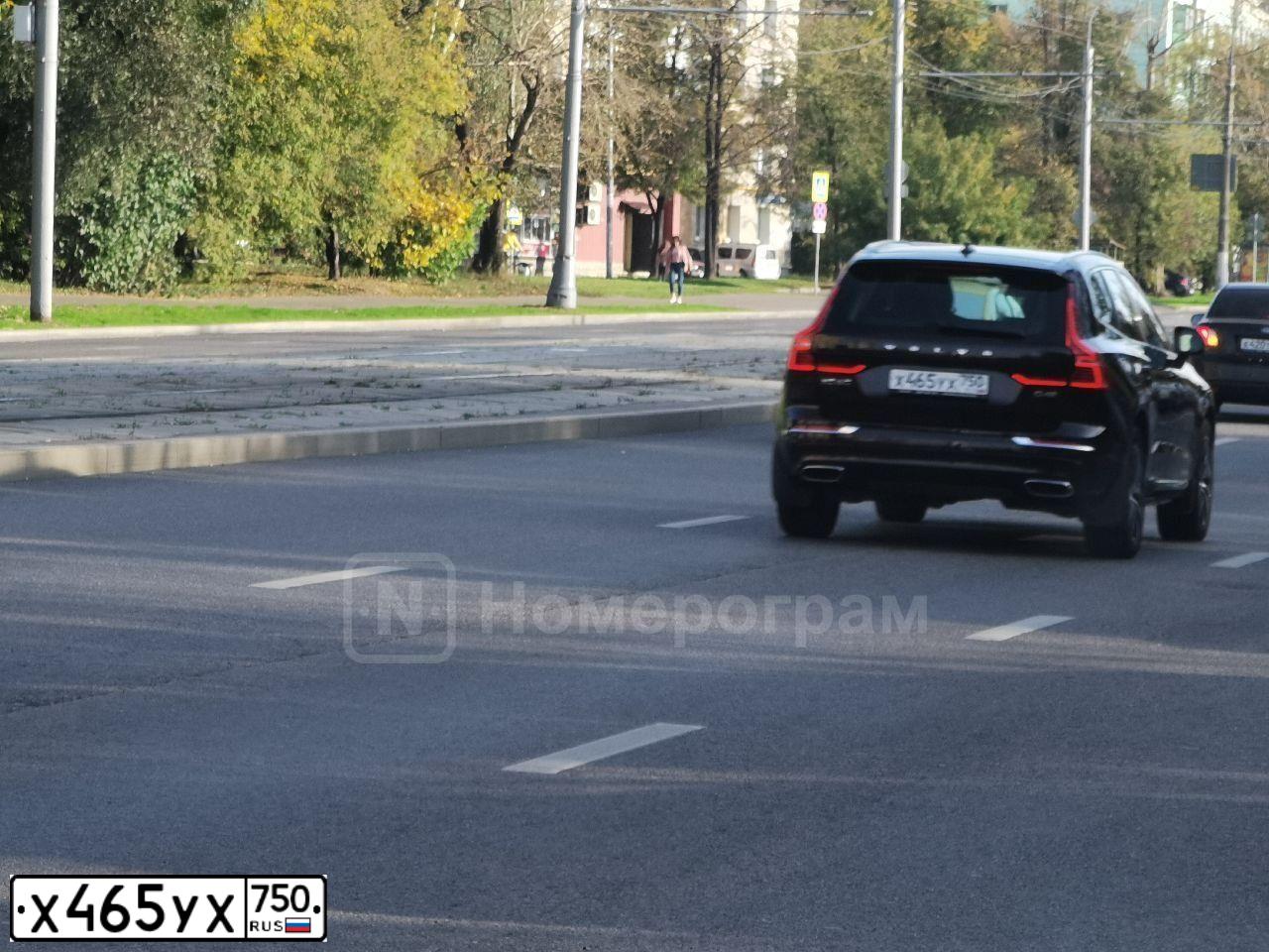 Фото автомобиля VOLVO XC60, 2019 — госномер У092КА977. Цвет: Коричневый