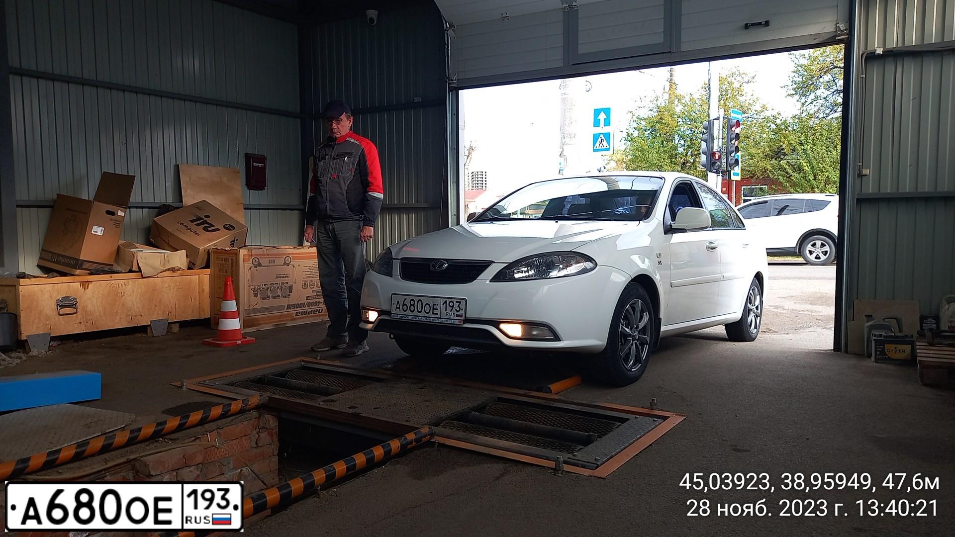 Фото автомобиля DAEWOO GENTRA, 2013 — госномер А680ОЕ193. Цвет: Белый