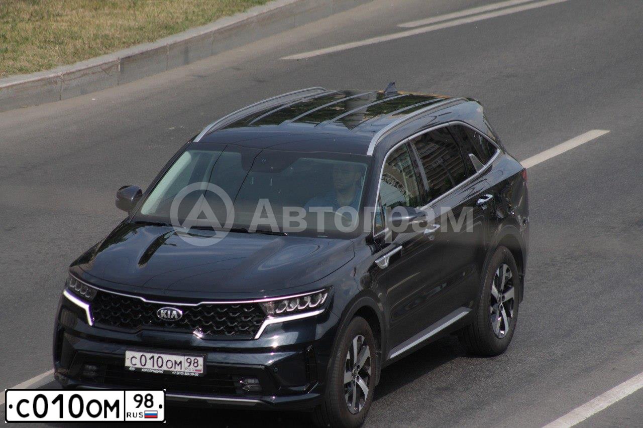 Фото автомобиля KIA SORENTO, 2004 — госномер С010ОМ98. Цвет: ЧЕРНЫЙ