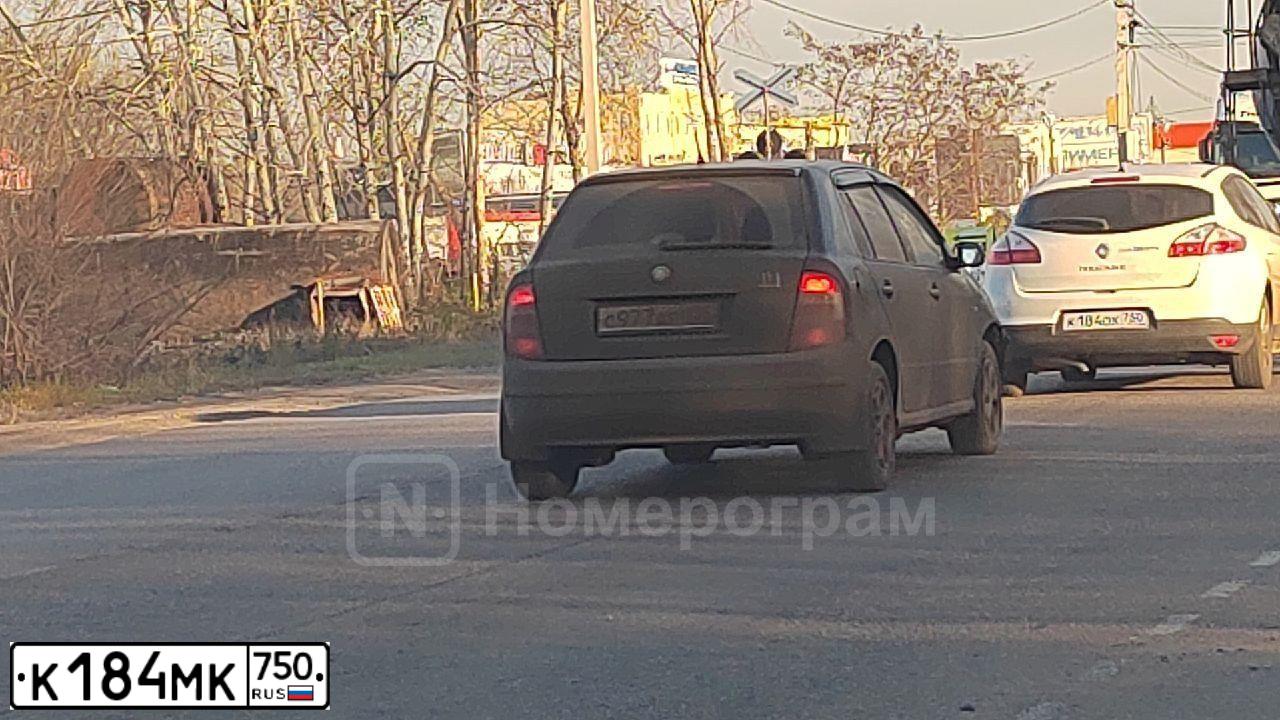 Фото автомобиля NISSAN NOTE, 2010 — госномер С999МН99. Цвет: СЕРЕБРИСТЫЙ
