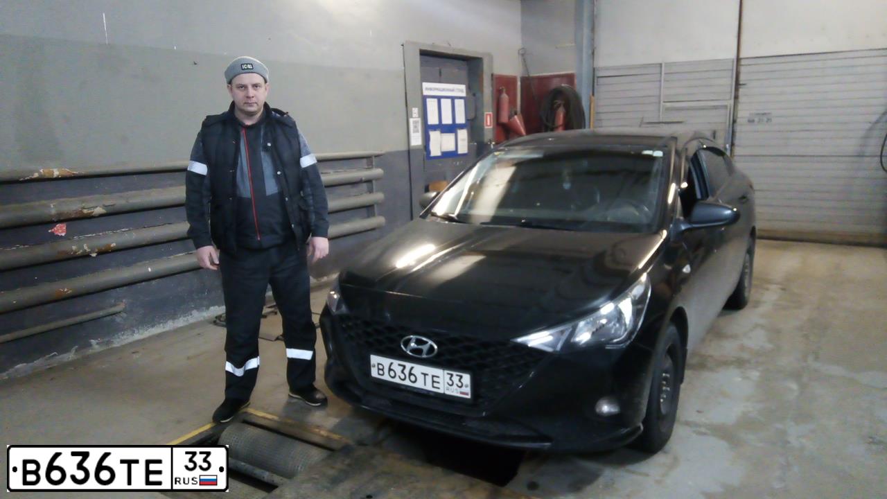 Фото автомобиля HYUNDAI SOLARIS, 2020 — госномер Р933АМ126. Цвет: ЧЕРНЫЙ