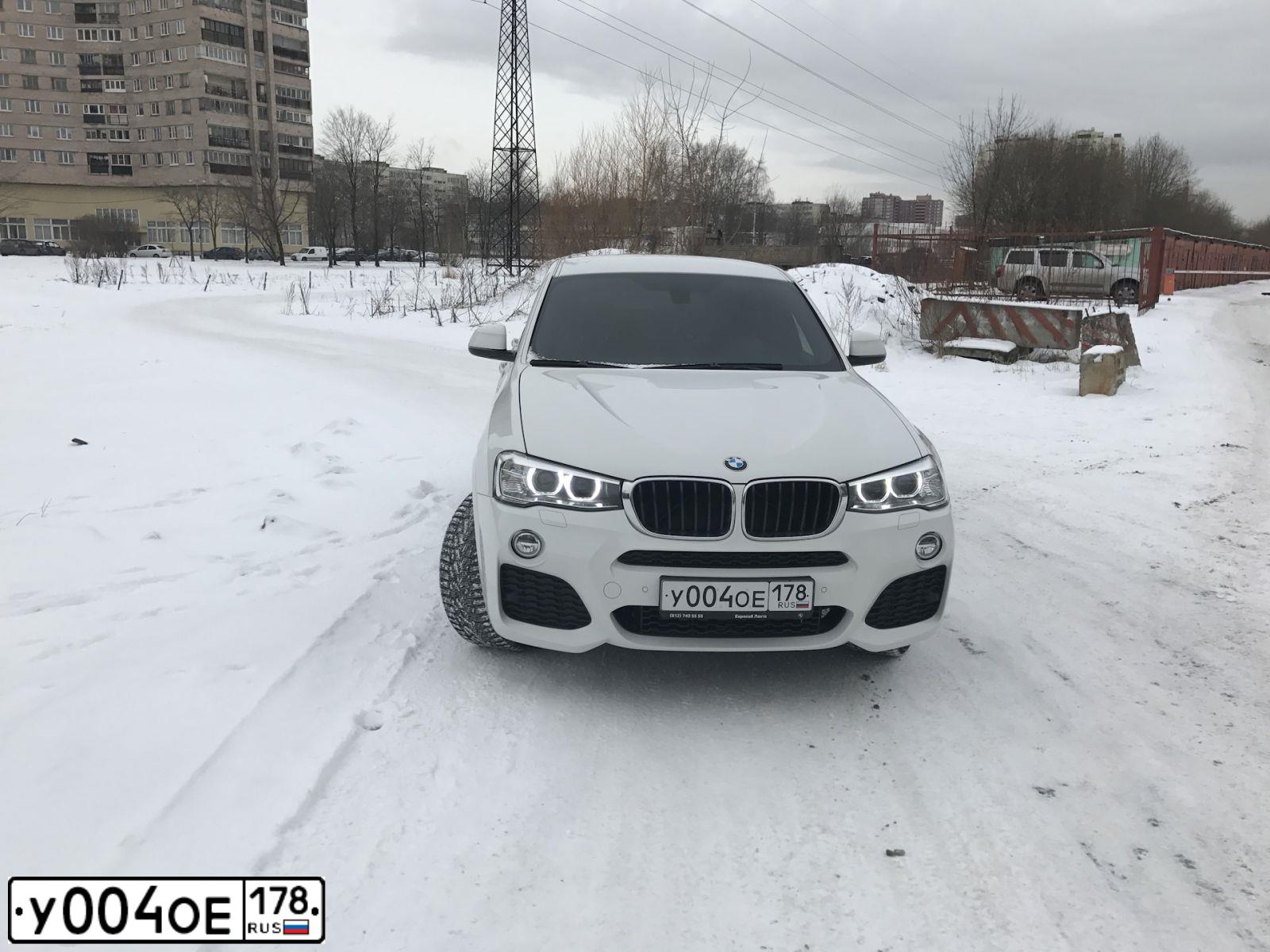 Фото автомобиля BMW X4, 2016 — госномер О321УА198. Цвет: Белый