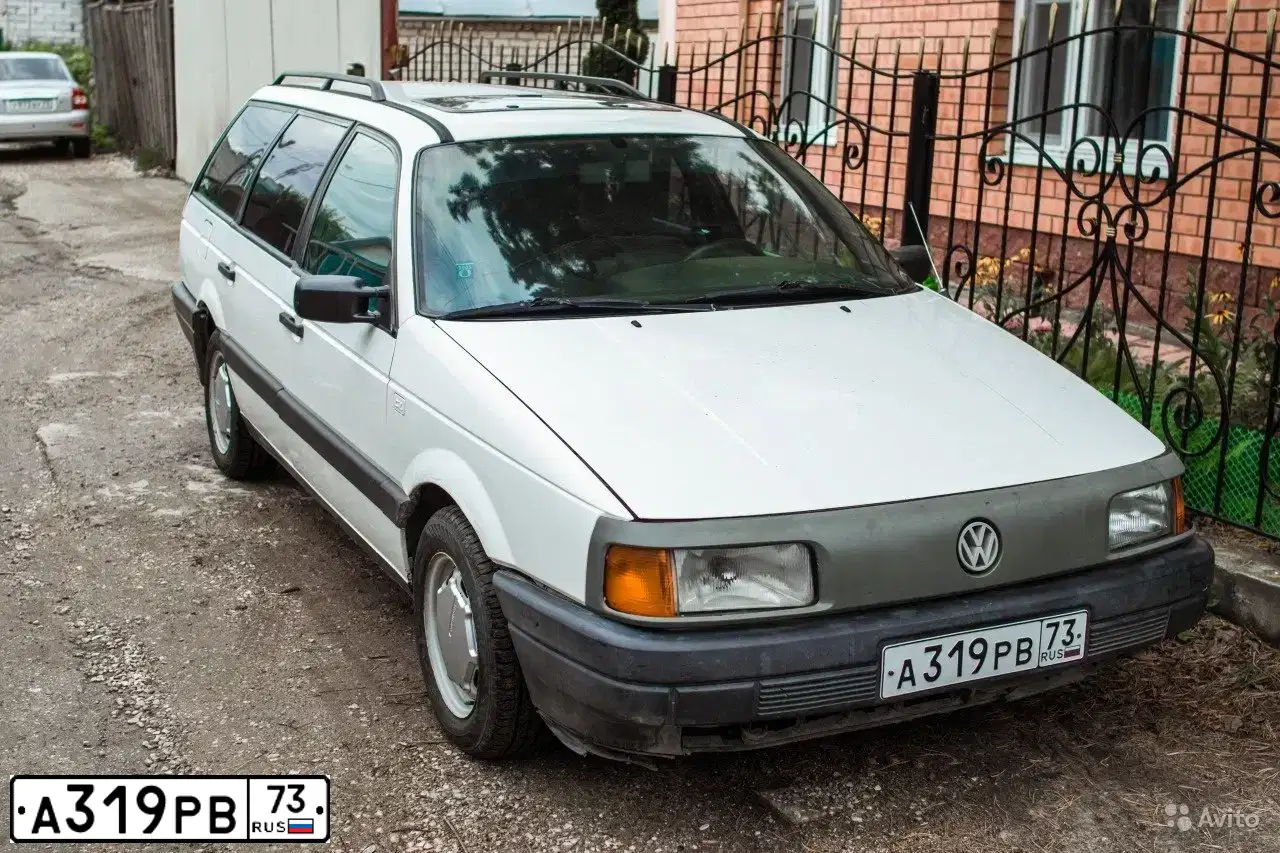 Фото автомобиля VOLKSWAGEN PASSAT, 1989 — госномер А319РВ73. Цвет: Белый